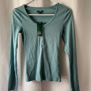 I am sell a long sleeve blue teal top